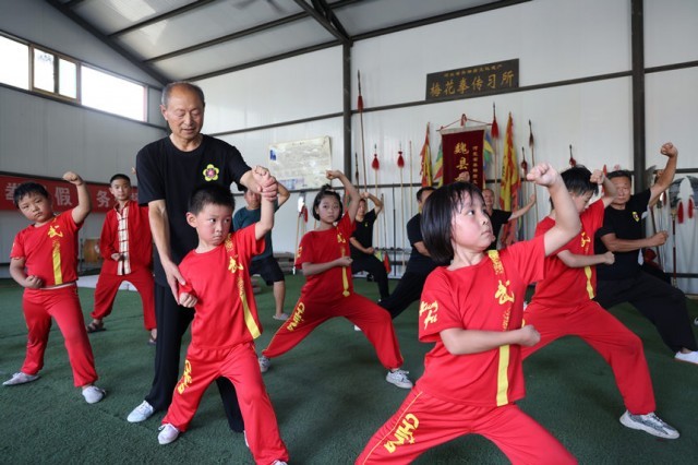 刘太安在指导学生练习梅花拳。蒿群英摄