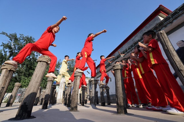 学生们正在练习梅花桩功。蒿群英摄