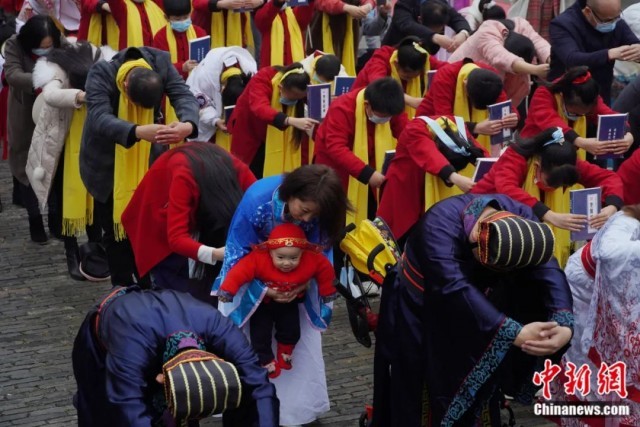一儿童随家人在广西南宁参加祭孔祈福仪式。喻湘泉 摄