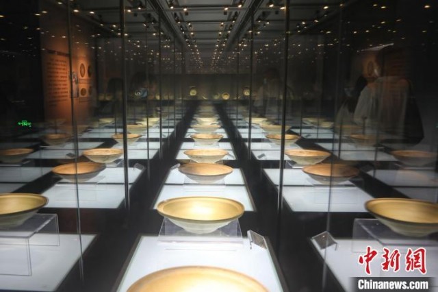 游客走进景德镇中国陶瓷博物馆享中秋假期时光