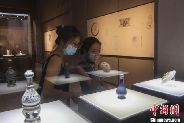 图为两位游客在观看展出的瓷器。　刘力鑫 摄