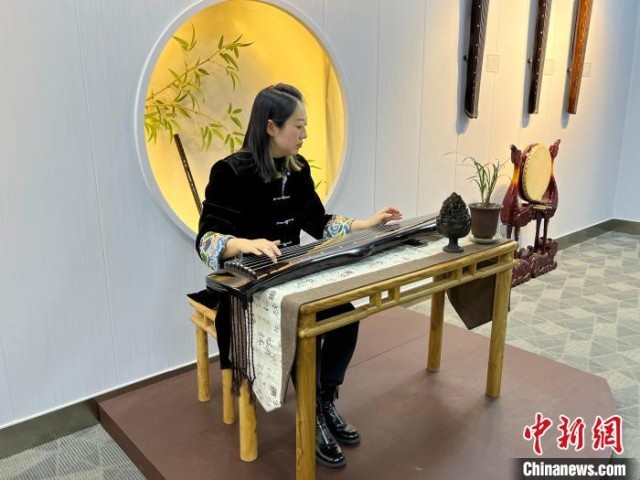沈阳古琴文化展示馆负责人李旭是古琴文化传播者，她从事古琴教学5年有余。　李晛 摄