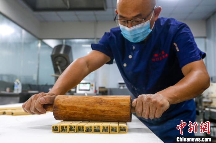7月6日，制糖手艺人正在赶制嵌字豆糖。　施亚磊 摄