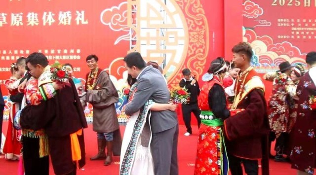 甘肃甘南：50对新人草原婚礼弘扬文明新风 图1