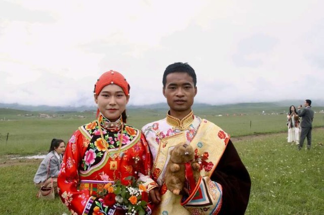 甘肃甘南：50对新人草原婚礼弘扬文明新风 图3