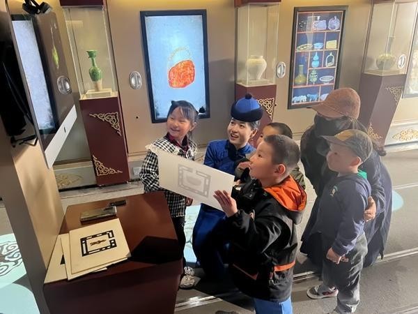 流动博物馆奔赴草原_文博“乌兰牧骑”驰骋戈壁 图3