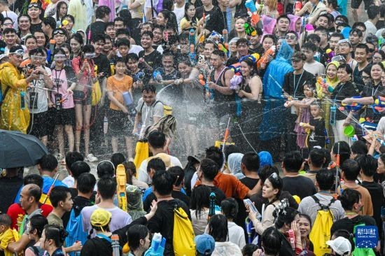 海南保亭：嬉水狂欢_浪漫七夕 图1