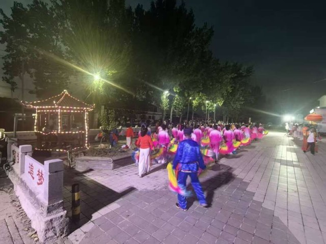 辽宁盘锦北窑村八载欢歌迎国庆 图1