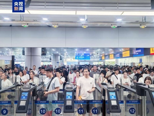 “双向奔赴”！国庆中秋假期日均出入境旅客将破200万人次 图1