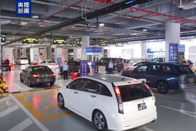 “双向奔赴”！国庆中秋假期日均出入境旅客将破200万人次 图2