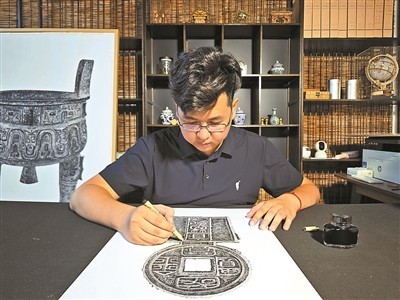 他被称为“国宝打印机”_5年绘制240余件文物_让流失海外的国宝在笔下重获新生 图2