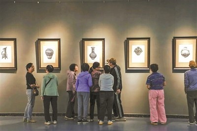 他被称为“国宝打印机”_5年绘制240余件文物_让流失海外的国宝在笔下重获新生 图7