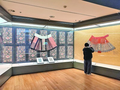 看，传统的马面裙可真美！——“裙裳华彩：马面裙的古韵今风”展掠影 图1