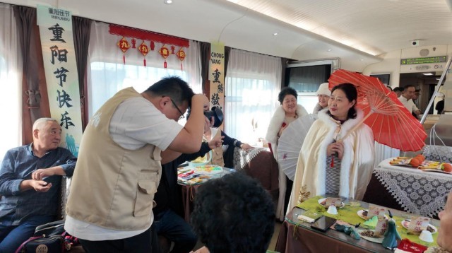 “候鸟”列车情暖“重阳” 图2