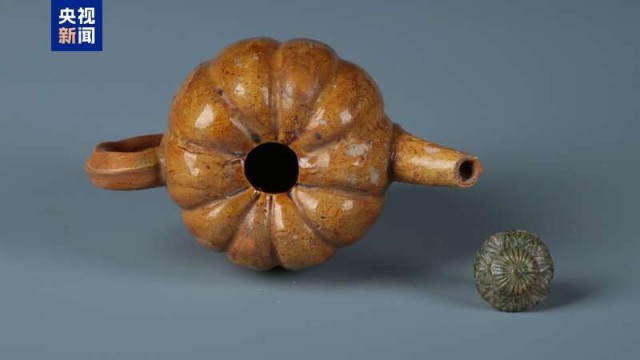 “金三彩”也出彩，不信你看这个壶 图6