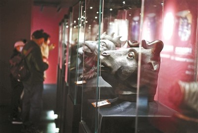 圆明园“兽首”亮相海淀商圈 图1