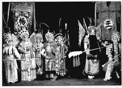 戏里巾帼多壮志_戏外薪火代相传 图1