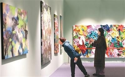 汇聚近120个国家和地区近600件美术作品——走进北京双年展，看见缤纷世界（深观 图1