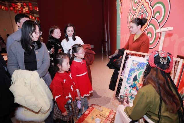 诠释红色非遗新篇，郎卡杰唐卡创新艺术展开幕 图1