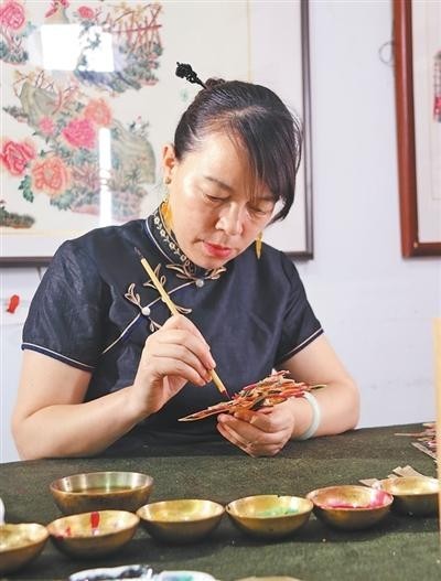 陕西省工艺美术大师、华县皮影传承人汪海燕——刀笔蹁跹_皮影生姿（工匠绝活） 图1