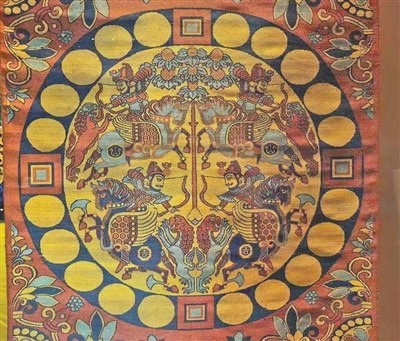 走进苏州丝绸博物馆“数字基因库”，寻迹设计师的“源代码”_古老丝绸纹样跨界变身（ 图1