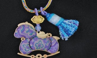 走进苏州丝绸博物馆“数字基因库”，寻迹设计师的“源代码”_古老丝绸纹样跨界变身（ 图2