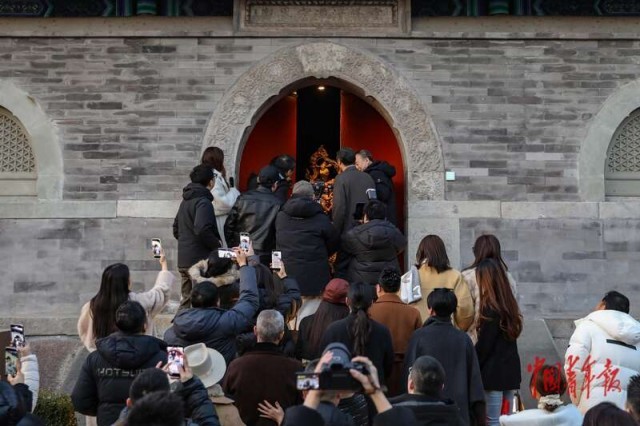 在中轴线上的非遗木雕潮玩展迎接马年新春 图1