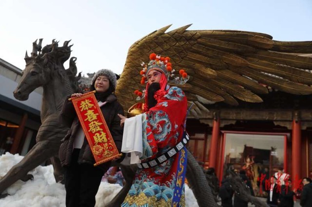 在中轴线上的非遗木雕潮玩展迎接马年新春 图2