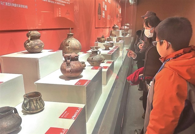 讲述一段跨越4000余年的文明传播故事_“从黄河到天山——史前彩陶的西渐之路”文 图1