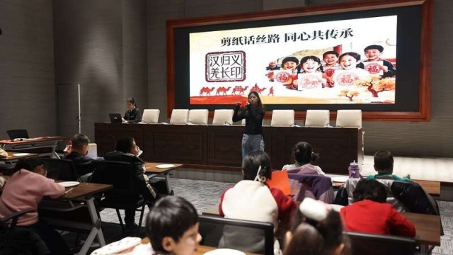 汉服寻珍_剪纸传承_新疆“小小都护使”博物馆里探古今 图2