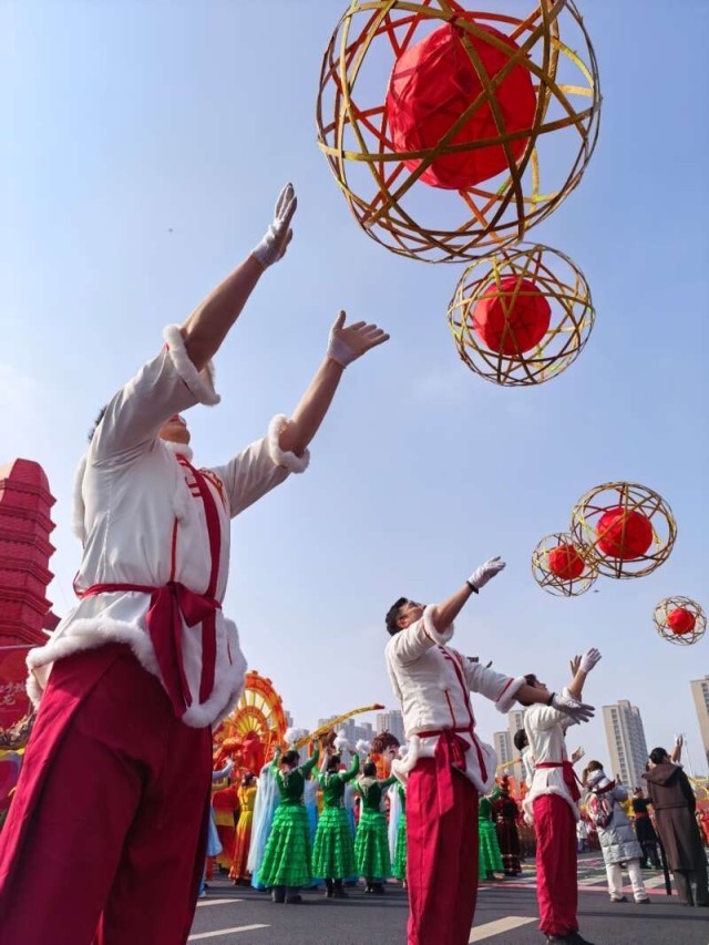 乌鲁木齐“打起手鼓舞起龙”社火巡游融合传统民俗与现代创意 图1