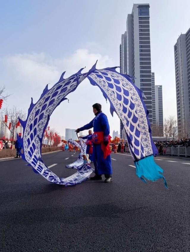 乌鲁木齐“打起手鼓舞起龙”社火巡游融合传统民俗与现代创意 图2