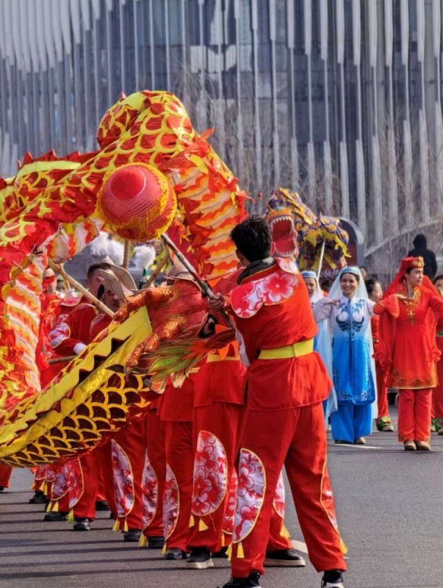 乌鲁木齐“打起手鼓舞起龙”社火巡游融合传统民俗与现代创意 图5
