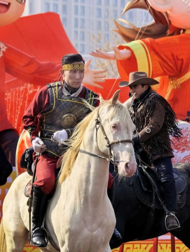 乌鲁木齐“打起手鼓舞起龙”社火巡游融合传统民俗与现代创意 图6