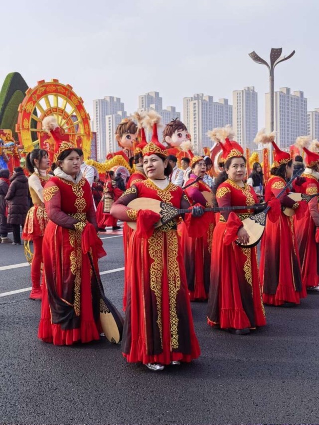 乌鲁木齐“打起手鼓舞起龙”社火巡游融合传统民俗与现代创意 图9