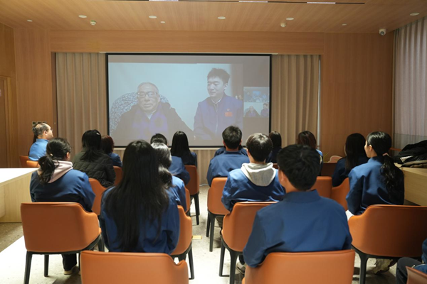 航天青年追寻雷锋精神之源 图1