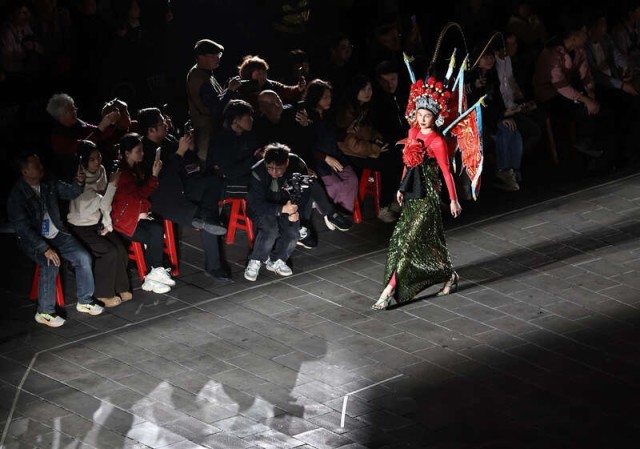 百年骑楼变身T台_传统文化与时尚潮流交织 图2