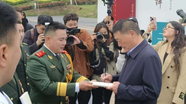 著名作家抵达文学“县”场活动在四川马边启动 图2