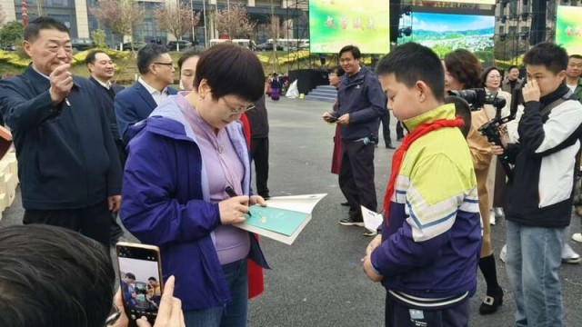 著名作家抵达文学“县”场活动在四川马边启动 图3