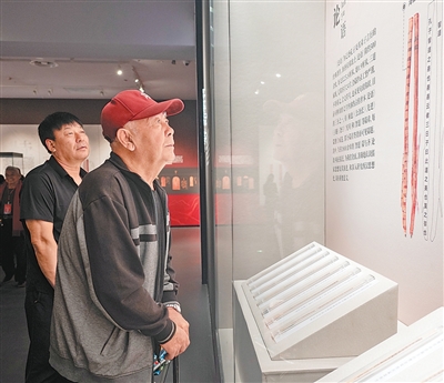 百余枚海昏简牍原件集中亮相 图2