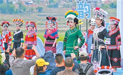 云南彝族服饰楚雄州级传承人金瑞瑞—— 图1