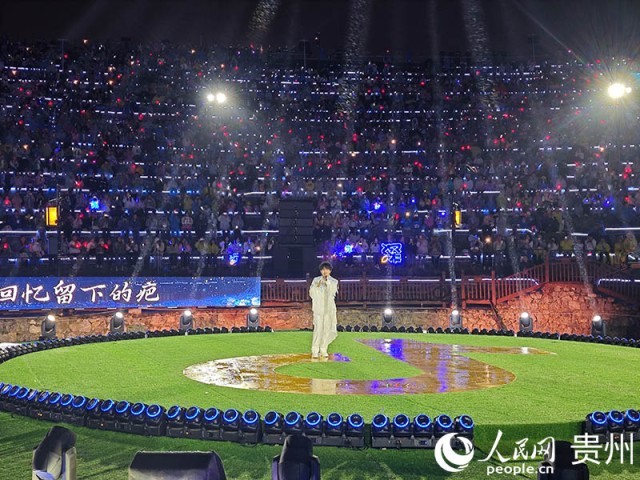 4、歌手周深演唱现场。人民网 黄小桃摄