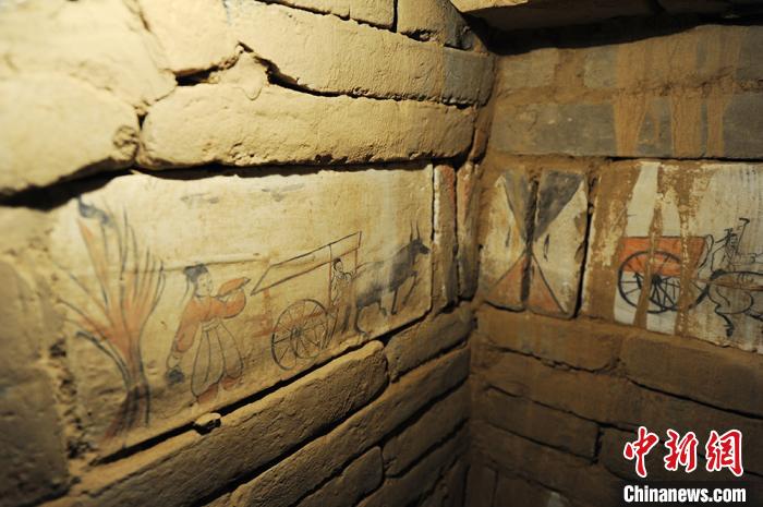 图为位于河西走廊张掖高台县骆驼城的魏晋墓画像砖.