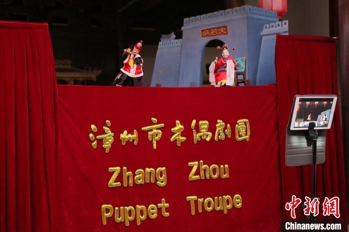 漳州布袋木偶传承保护中心的艺术家倾情表演传统布袋木偶戏《大名府》