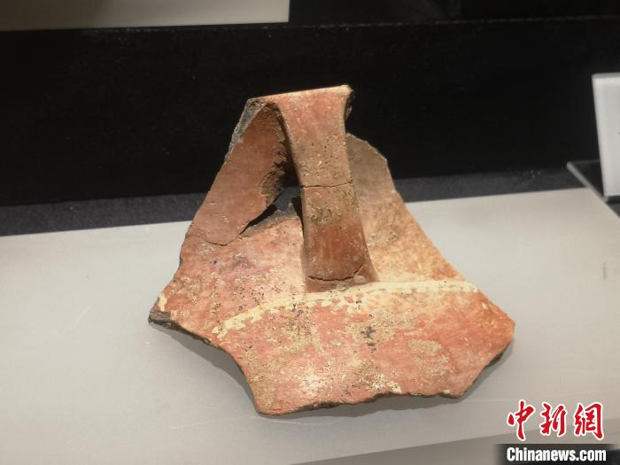 上山文化遗址出土的一件彩陶，上有太阳纹样。　童笑雨 摄