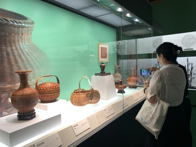 观众正在看展.中国国家博物馆供图