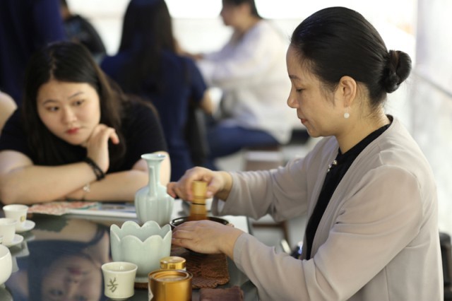 茶艺传承人郭兰芳正为游客示范宋代点茶手艺。受访单位供图