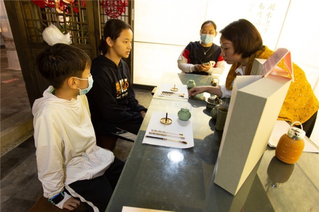 和香制作技艺传承人宋爱华正在教游客打香篆。受访单位供图
