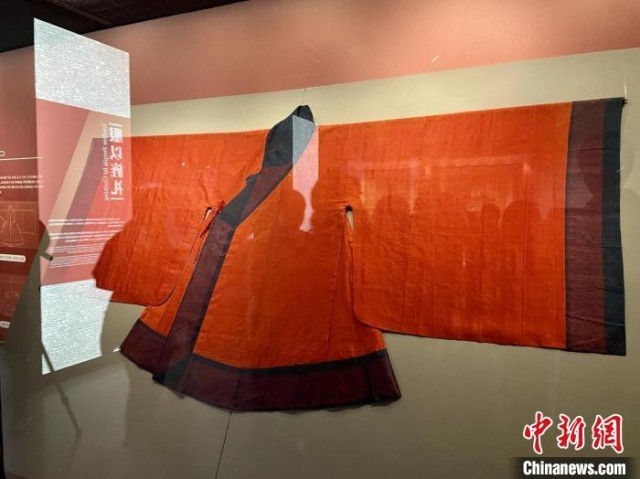 孔府旧藏礼乐服饰文物杭州展出 留学生重浸式体验